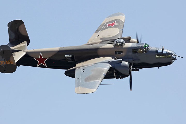 Hệ thống súng máy gắn trên máy bay ném bom B-25J của Mỹ